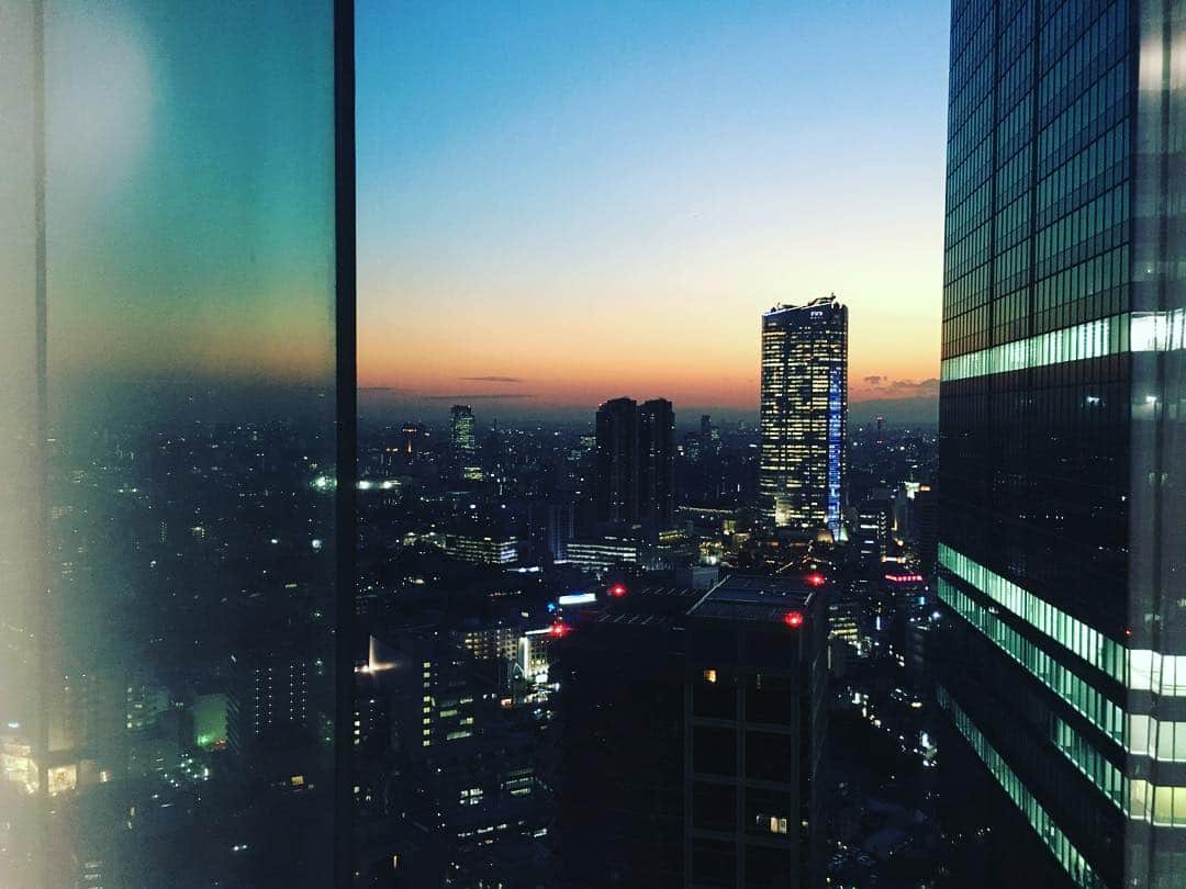與真司郎さんのインスタグラム写真 - (與真司郎Instagram)「朝からずっと打ち合わせが終わらない（笑） 色々動き始めてます！！ #やっぱり東京の景色かっこいい #シティーボーイ #笑 #Tokyo #view」1月28日 17時29分 - shinjiroatae1126