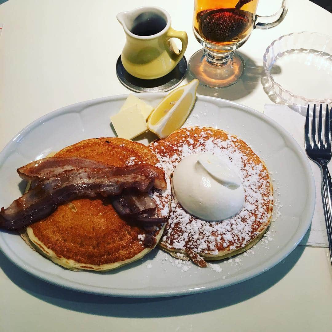 志摩有子さんのインスタグラム写真 - (志摩有子Instagram)「遅めのお昼とおやつを兼ねてAPOCでパンケーキ。ホイップクリームにレモンを搾って食べるのが最高💛このパンケーキを食べると本当に幸せになるのです。 #APOC #パンケーキ #マイベストパンケーキ #ホエー豚無添加ベーコン」1月28日 15時24分 - ariko418