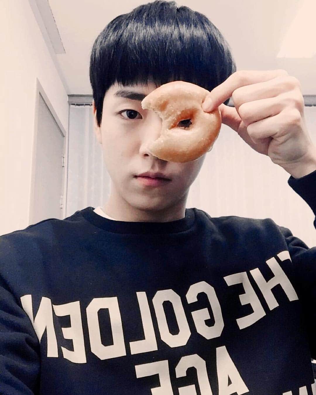イ・ヒョヌのインスタグラム：「재민본부장님 도너츠 커피 감사해용❤️#키이스트짱 」
