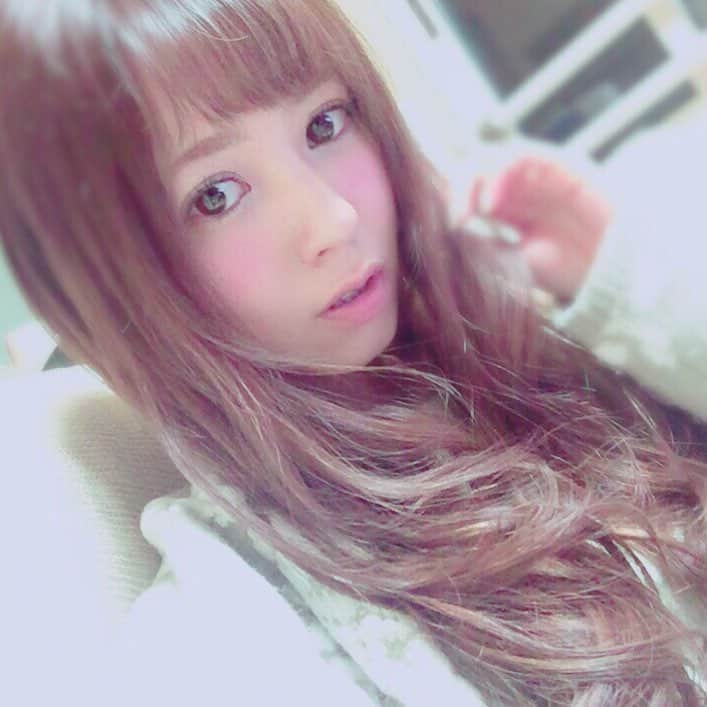 希志あいののインスタグラム：「髪の毛びよーん 首元あったけーい！！ ヘアカラーカラーもチョコブラウンに♡ #気分転換 #シールエクステ  #アンククロス 」