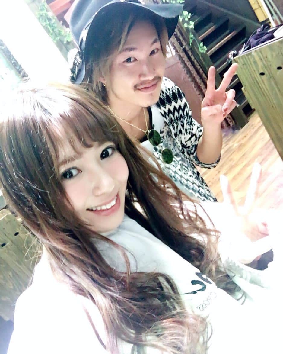 希志あいののインスタグラム：「アンククロス塩川さん♪ エクステはハイライトとミックスしてもらいました♪ いつもありがとうございます♡ #美容院  #アンククロス #担当  #こう見えて真面目な人 」