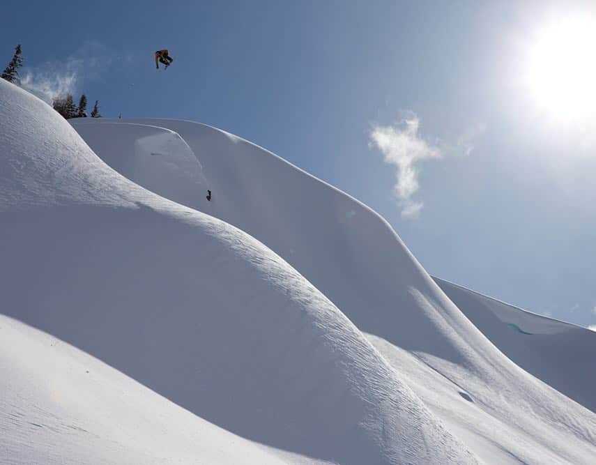 TransWorld SNOWboarding Japanのインスタグラム：「地球が織りなす大自然にスノーボーダーが同調した瞬間。アートだ。 rider: Rusty Ockenden  location: Whistler backcountry, B.C., Canada  photo: @scottserfas  #backcountry #SNOWBOARDINGPLUS #TRANSWORLDJAPAN #snowboarding #snowboard #スノーボーディングプラス #トランスワールドジャパン #スノーボーディング #スノーボード」