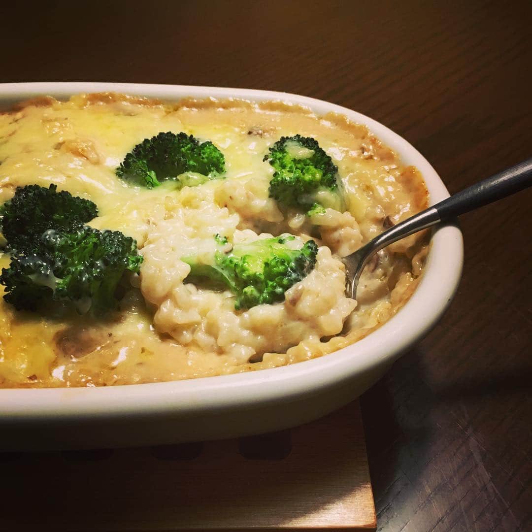 志摩有子さんのインスタグラム写真 - (志摩有子Instagram)「寒いのでもう一品晩ごはんグラタン的なものを。キャンベルのクリームマッシュルームスープを使ったブロッコリーライス。実家の母ゆずりの簡単レシピ。    #晩ごはん #キャンベル #クリームマッシュルームスープ #キャセロール #ライスグラタン  #クリームソースいらず #熱々 #トロトロ」1月29日 22時02分 - ariko418