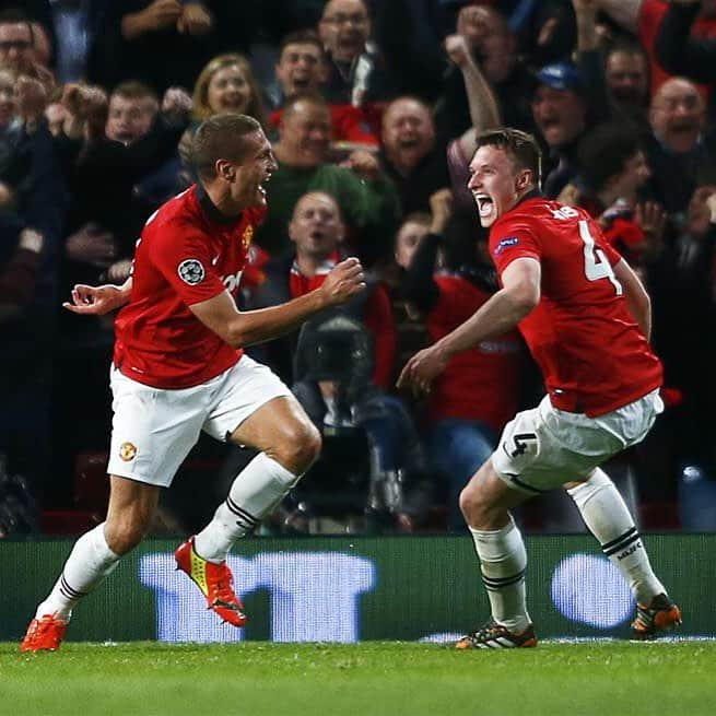 フィル・ジョーンズのインスタグラム：「It was pleasure to play alongside this man, a player who I always looked up too! A legend @manchesterunited Congrats Vida」