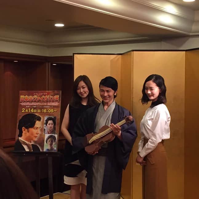 笛木優子のインスタグラム：「今日は日本のヴァイオリン王 鈴木政吉物語の記者発表でした😊💕  武田真治さんと中村ゆりちゃんと。  ヴァイオリンはチョコでできてます！オンエアがバレンタインなので🍫🎻  お楽しみに〜✨👍🏻😘 #enfold #ヴァイオリン #鈴木政吉 」