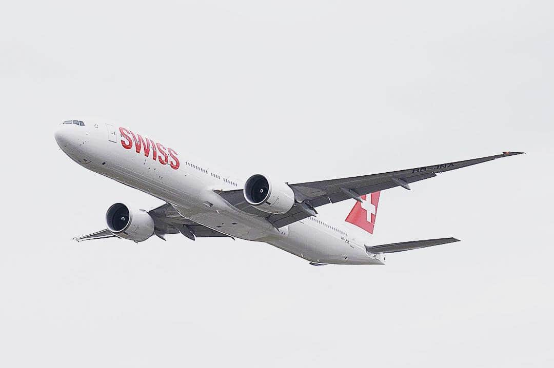 スイス航空のインスタグラム：「Please welcome our new flagship and the new queen of Zurich Airport: BOEING 777 😍🇨🇭 #Swiss #Boeing777 #Zrh #ZurichAirport #Flyswiss #avgeek #avporn #boeinglovers 」