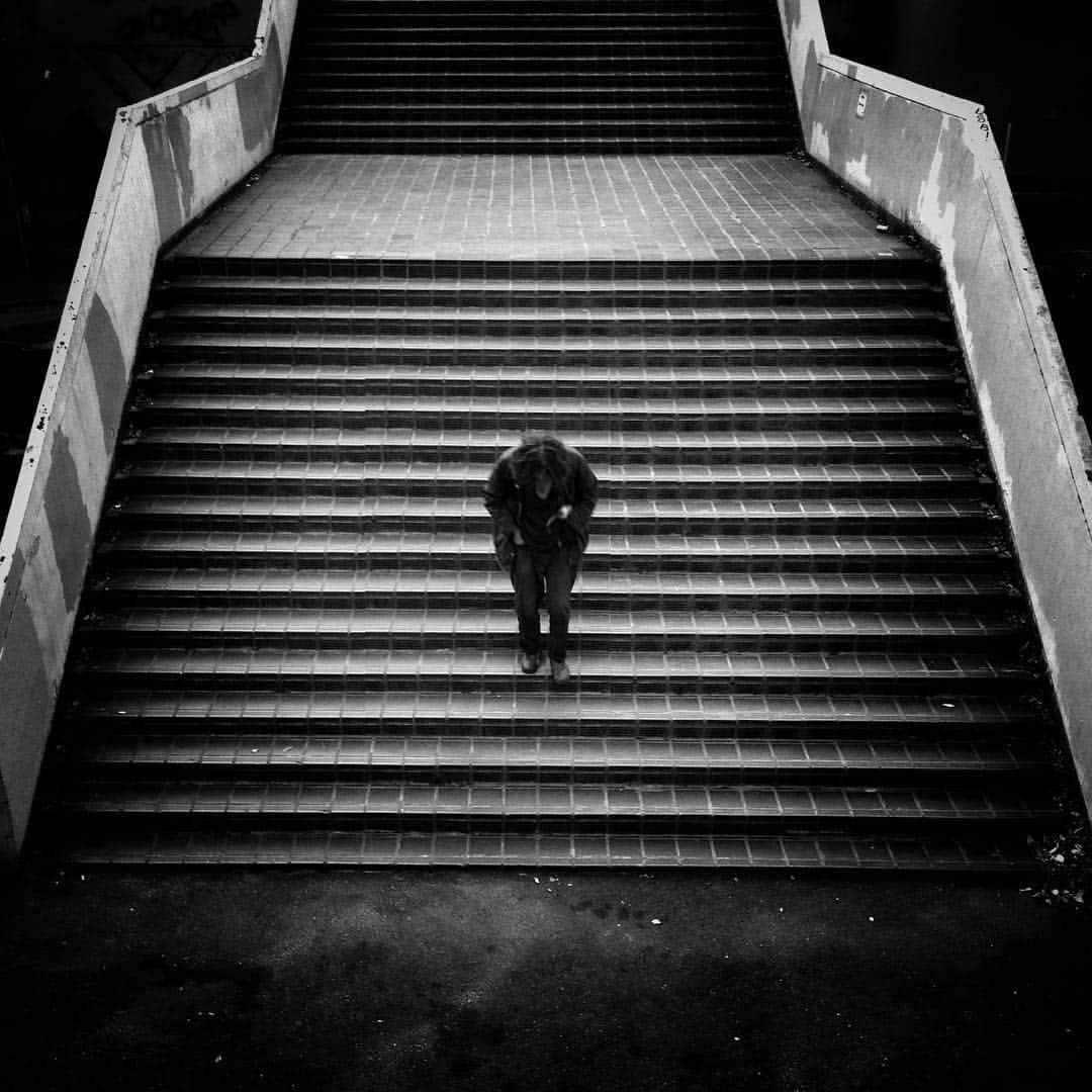 でもやるのインスタグラム：「階段の匂いを知ってますか？ ・ 階段の匂いを嗅いだん… このダジャレは関西方面限定？」