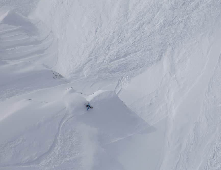 TransWorld SNOWboarding Japanのインスタグラム：「日本が世界に誇るマウンテンフリースタイラーの滑り。 rider: @shinbiyajima location: Valdez, Alaska, USA   photo: Aaron Dodds #alaska #ak #valdez #SNOWBOARDINGPLUS #TRANSWORLDJAPAN #snowboarding #snowboard #スノーボーディングプラス #トランスワールドジャパン #スノーボーディング #スノーボード 」