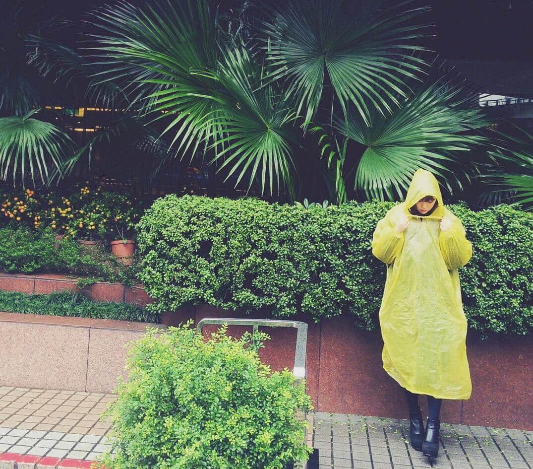 篠崎愛さんのインスタグラム写真 - (篠崎愛Instagram)「☔️☔️☔️ #雨 #カッパ #触った感じ #ゴミ袋」1月30日 16時21分 - shinopp._.ai