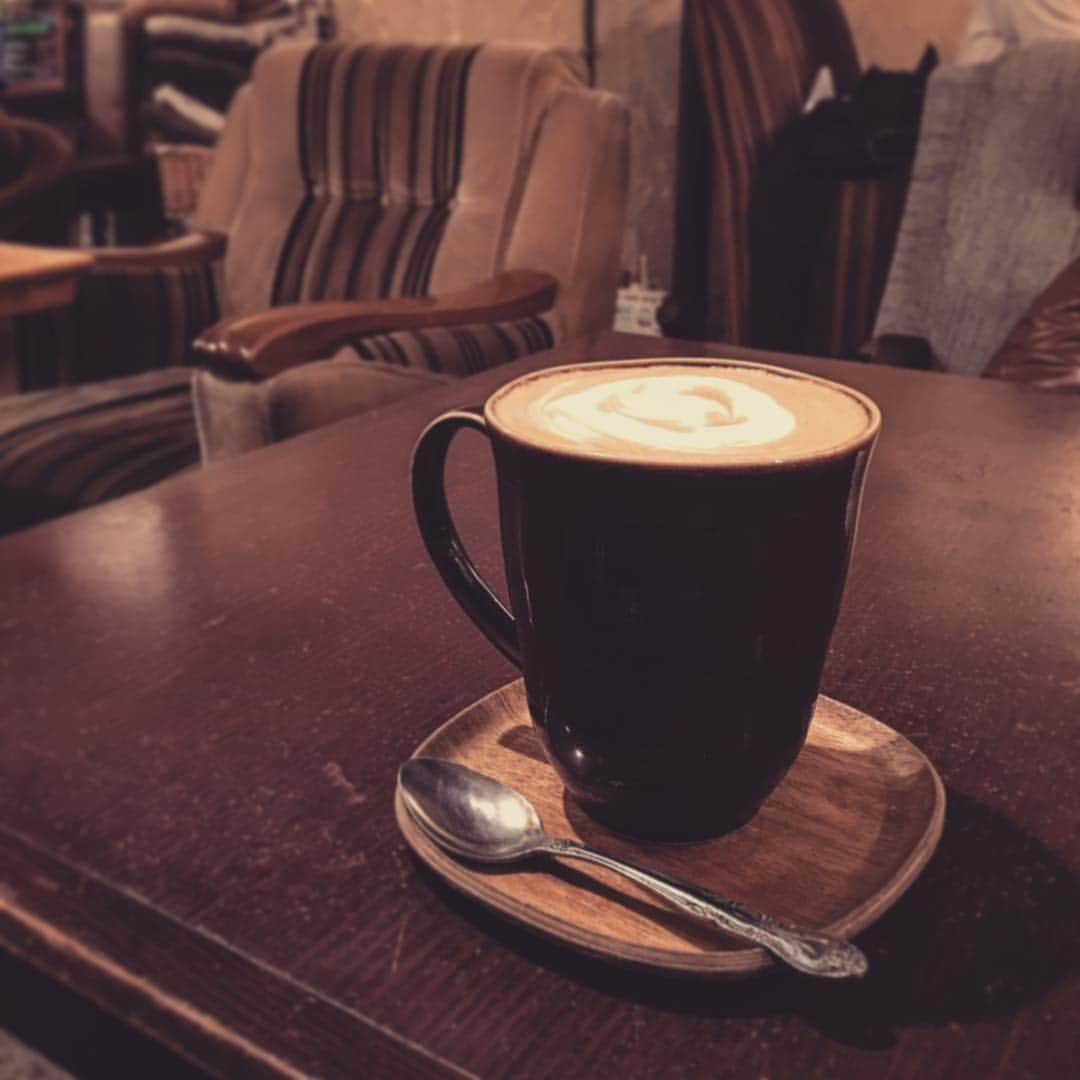 Myeのインスタグラム：「#中目黒カフェ #latte #instacafe  #antique #vintage #nakameguro」