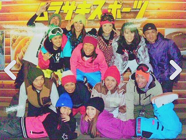 齋藤美波のインスタグラム：「✴︎ VIVA‼︎ムラサキスポーツ🏂🏄🏽🚴🏼🌊❤️ 最近連続で自分がお世話になった人達が働いている店舗に武玄お披露目兼ねて遊びに行かせてもらいました(*^_^*) ・ あたしにとってムラサキスポーツは人生の中でもfine現役の時ぐらい濃い思い出があります。 雑誌Fineに出るようになったと同時にムラサキスポーツでもバイトしてたの！ クイーンズスクエア横浜店に4年、ボーダーズファクト原宿店に1年♡ パパがサーファーだから小さい頃から横ノリ環境にはいたけどFineモデルになってムラサキスポーツでバイトしてた約5年間は本当横ノリの世界にしか居なくてそこでサーフィンやスノボースケートと色々経験させてもらったし色々学ばさせてもらいました。 その頃の私は、大学生でもありモデルでもあり何かと多忙な日々を過ごしてました😅 急な撮影だとかでお休み頂いたり たくさん迷惑かけました。 けど、嫌な顔せずみんな応援してくれて過ごしやすい環境を作ってくれました。 1スタッフとしてもそーだけど、ちゃんとモデルとしてと仕事をくれたりと... 本社の皆様にもとても感謝してますヽ(；▽；)ノ その分出勤の日はとても頑張りました！ 普段迷惑かけてる分働いている時ぐらいは足引っ張らないよーにしなきゃって。 スノボーにハマったのもこの頃からかな♡ 元々やってたけどあまり上達せず。笑 スタッフのスパルタ教育のおかげでだいぶ上達しました！笑 だいたい女子扱いされてないから滑れな〜い😭 とか言ってらんなかった。笑 ま、そぉゆうキャラじゃなかったけどね！笑 負けず嫌いなこの性格があたしのやる気を燃えさせてくれました😂笑 本当楽しかったなー❤️ ・ だからこそ何年経った今もムラサキスポーツが 大好きだしお世話になった人達も大好き😚❤️ ・ 出来るならまたムラサキスポーツで 働きたい(￣▽￣)✨笑 ・ きっといつまで経ってもこの世界からは抜け出せないんだなとつくづく思った♡ 武玄が大きくなったら絶対横ノリさせたいしまたムラサキスポーツお世話になります😁👏🏻笑 ・ あたしのHomeです😊💕🏡 ・ #ムラサキスポーツ #横ノリ #最高な場所 #アクティブ女子 #アクティブ男子 #スノボー #サーフィン #スケート #murasakisports #surf #snowboard #skate  #3s #active #girls #boys #good #place #smile #happy #people #love #forever」