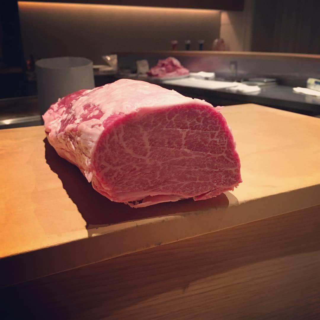 志摩有子さんのインスタグラム写真 - (志摩有子Instagram)「今宵は久々にひらやまさんで肉祭り🍖断面も美しいヒレ肉。うっとり💛 #ステーキ #ヒレ肉 #うまみ #すごすぎて #たまげた #肉祭り #疲れ吹き飛ぶ #腹パン」1月30日 22時32分 - ariko418