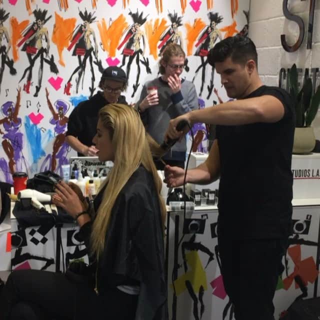 アンティポディアムのインスタグラム：「Busy busy busy at the Antipodium AW16 shoot #antipodium #SmashboxUKStudioStore #LoveSmashbox @smashboxcosmetics @malikoa @kyliegriffiths」