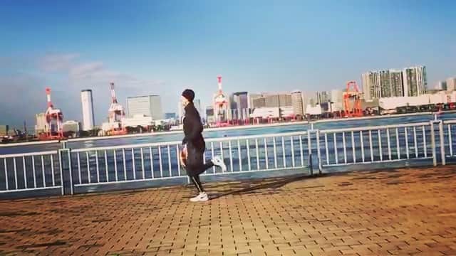 百瀬俊介のインスタグラム：「form check✔︎ My running style. #instarunner #instasport #instagood #instagram #running #check #style #slow #camera #nike #nikerunning #bluesky #sunday #thanks #enjoy  #ランニング  #フォーム #チェック #スローカメラ #お台場 #18km #スカッと #青空 #晴れたどー」