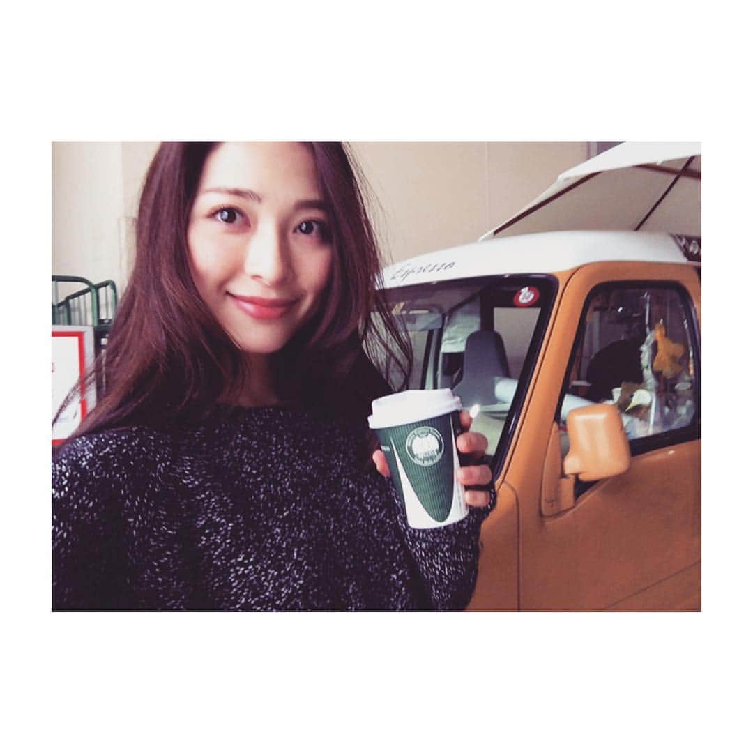 西山真以さんのインスタグラム写真 - (西山真以Instagram)「Long break time☕️☕️☕️ メニューにあるお汁粉が気になる。 #cm #shooting #motoyaexpress #mobilecafe #handmadecoffee #japan #khit #acne #西山真以」1月31日 15時41分 - mai0830