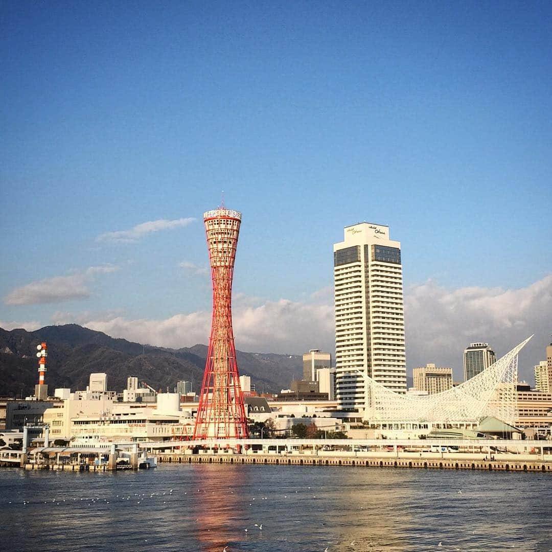 松本理沙のインスタグラム：「子どもの頃、かなり来たハーバー。 ここで写メ撮ったの初めて。いひひ。 #松本理沙 #神戸 #ハーバーランド #モザイク #ポートタワー」