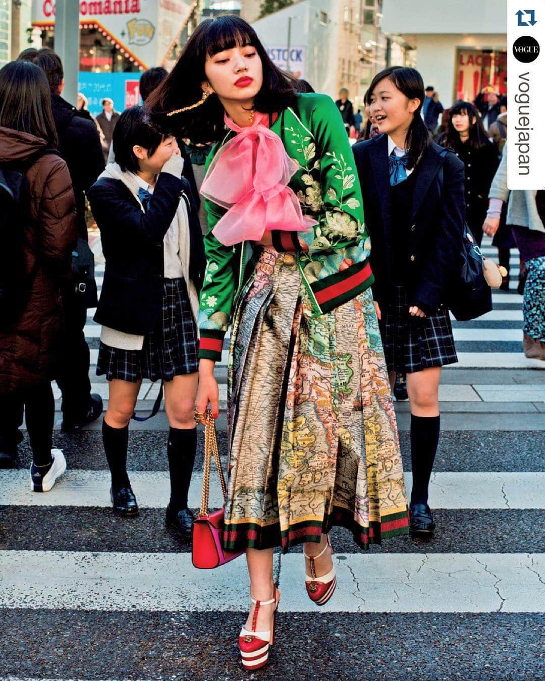 小浪次郎さんのインスタグラム写真 - (小浪次郎Instagram)「vogue japan  tokyo new glam.  #Repost @voguejapan with @repostapp. ・・・ 『VOGUE JAPAN』3月号の「TOKYO NEW GLAM」からの一枚。 So Gorgeous! Nana Komatsu @konichan7 wearing a look from Gucci SS16❤️💚 Photo by @jirokonami Styled by @saori_vj Hair and Makeup by @yuyanara Manicure by @nadine_nails_ #voguejapan #marchissue #tokyo #gucci #小松菜奈 #nanakomatsu #harajuku」1月31日 18時58分 - jirokonami