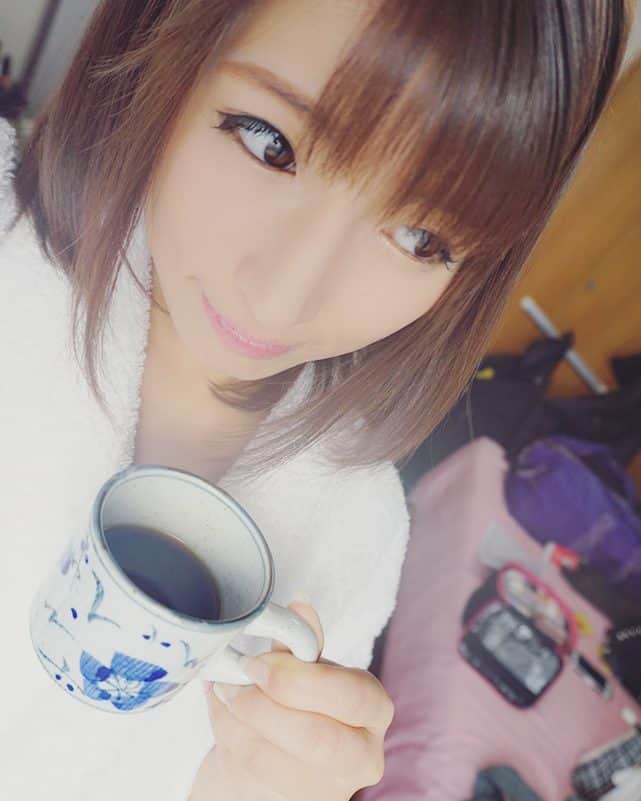 星野ナミのインスタグラム：「違いの解る女、星野ナミです☕✨ 美味しいのぅ…♥ #コーヒー  #ブラック」