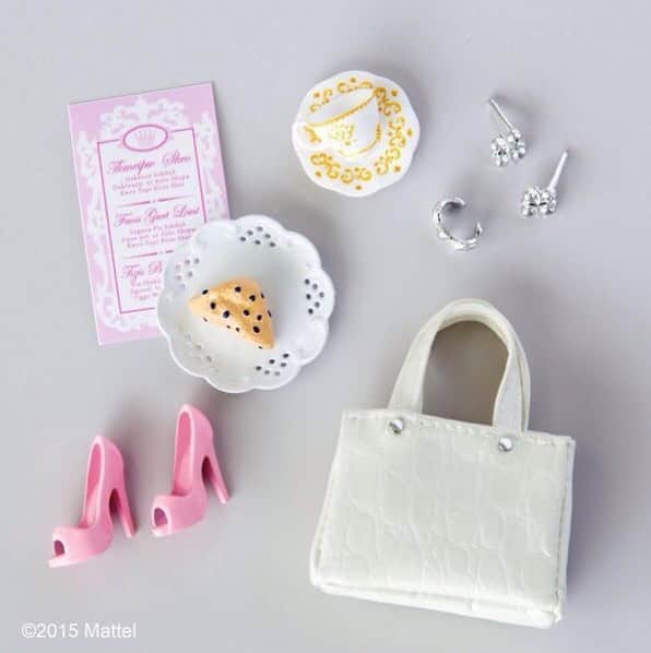 barbie.japanのインスタグラム：「2009年にBarbieとのコラボシューズを発表したブランドは？今も多くの女性の憧れです！ (A)クリスチャン ルブタン (B)ジミーチュウ (C)セルジオロッシ #barbie #barbiequizzes #quizzes #shoes #fashion #バービー #クイズ #シューズ #ファッション」