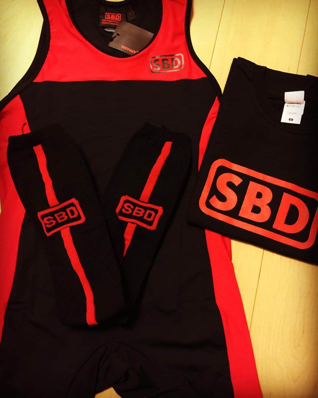 山本俊樹のインスタグラム：「ジャパンクラシックに向け SBD(@sbdapparel )さんに シングレットと靴下を 提供していただきました  tシャツも以前いただきましたが かっこいいので愛用しています  すごくありがたいです  @sbdapparel #sbdapparel  #SBD」