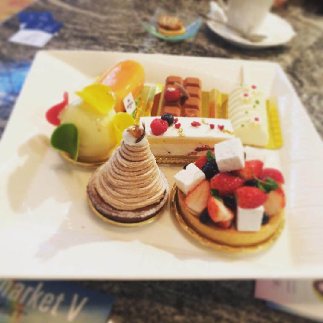 珠華ゆふさんのインスタグラム写真 - (珠華ゆふInstagram)「お仕事の打ち合わせで可愛いケーキをいただきました😋💕」2月1日 21時11分 - yufu_tamahana