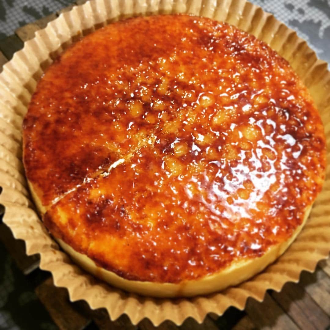 小林真文のインスタグラム：「ぶりゅれ〜なチーズケーキ(ナイフ入れたった)」