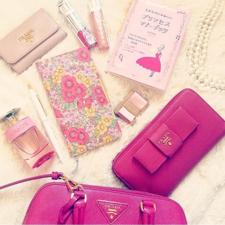 Candypot のインスタグラム：「* regram▷（（ @xxxnaa ） * 上品な女の子は バックの中に本を入れています🎀📙 * このプリンセスマナーブックは 女の子の新常識を教えてくれます✏️💭 * 電車の中でもスマホをいじらないで 本を読むとお洒落女子になれること間違いなし💝✨ * #regram #repost #CandyPot #キャンディポット #本 #プリンセスマナーブック #プリンセス #香水 #プラダ #キャンディ #フェラガモ #パール #リボン #バックの中身 #ピンク #可愛い #book #princess  #fragrance #perfume #PRADA #Candy #ferragamo #peal #ribon #pink #whatsinmybag」