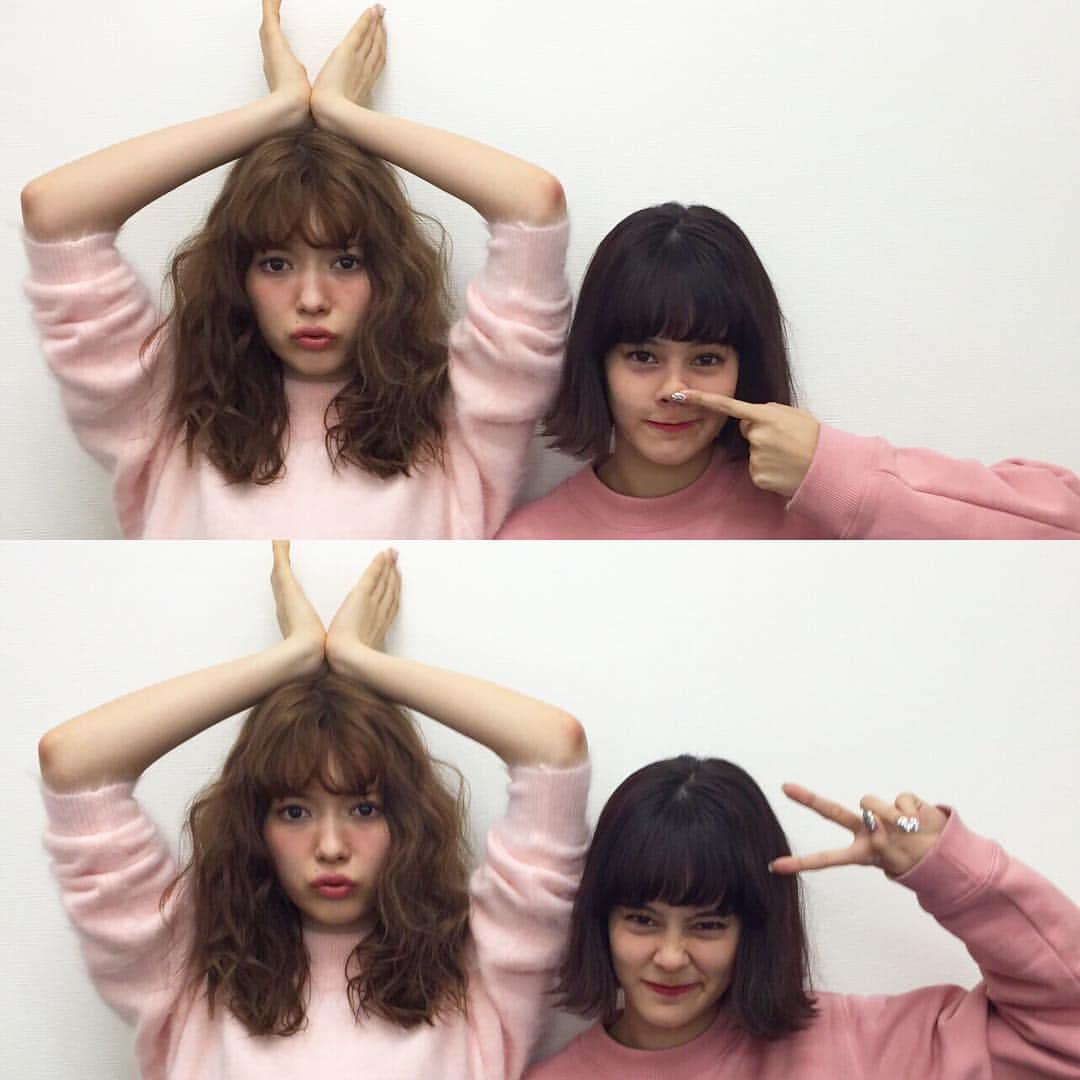 Viviさんのインスタグラム写真 Viviinstagram 撮影終わりに私服に着替えたemmaとアリサ なんと2人ともピンクコーデ そしてこのアリサのポーズ ウサギかと思いきや若葉のポーズらしい Vivi3月号 やっぱピンクってかわいい 2人が可愛い