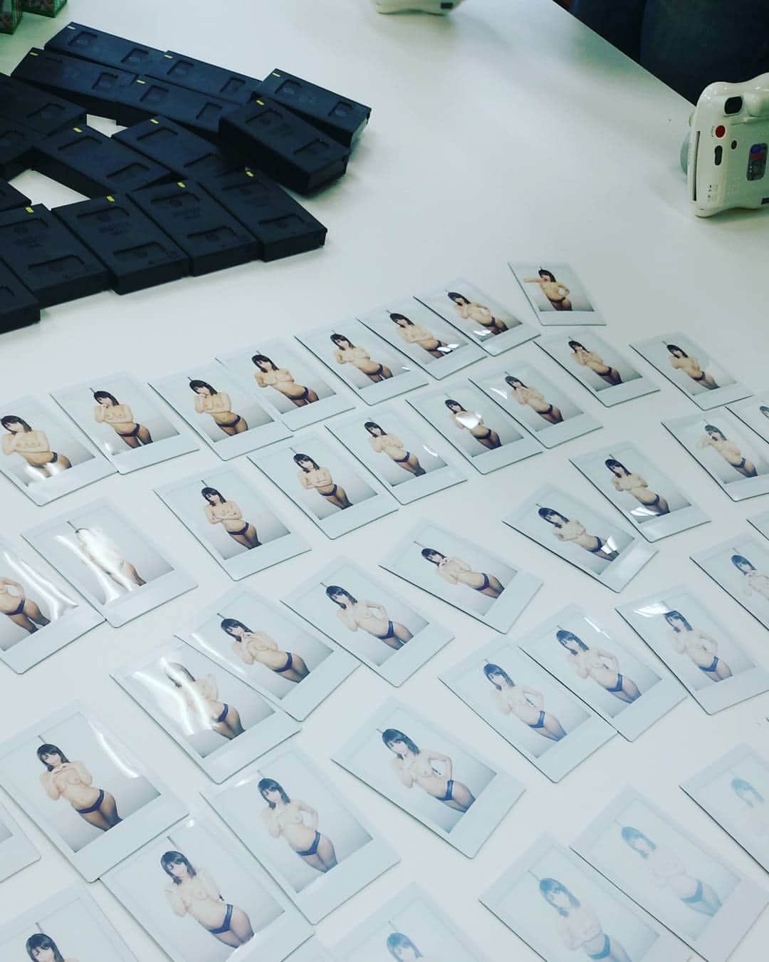 星野ナミのインスタグラム：「大量にチェキ撮ってサインかきかき✏しました📷💕貴方のもとに届きますように‥😌✨ #nami」