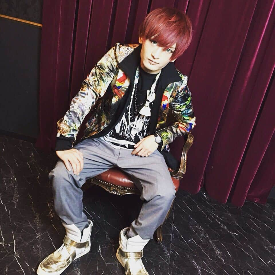 AKIRA のインスタグラム：「AKIRAさんが香港で買ってきたジャケットお気に入りー！ #disacode #fassion #shinnosuke #赤髪」