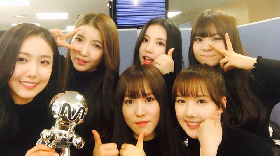 ダブルタップスのインスタグラム：「又又又又一位啦！！！！！！！ 真係好驚喜😭😭😭 大個女啦GFriend #Gfriend小卡 #Gfriend」