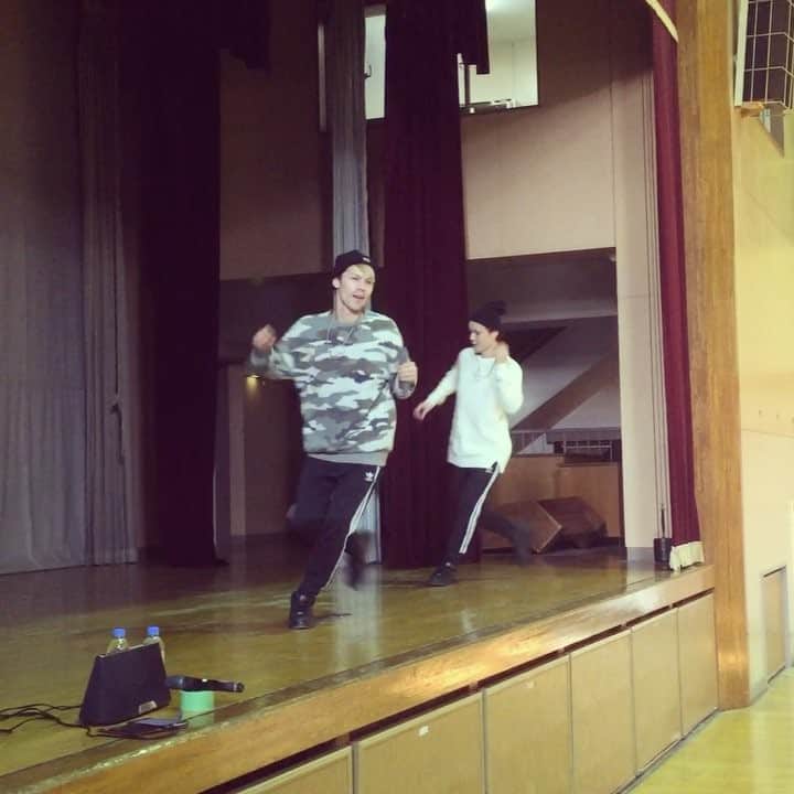 YU・RYO（BRIDGET）のインスタグラム：「TWINS teacher dance!! #bridget #twins #teacher #half #dancer #japan #双子 #ハーフ #ダンサー #日本 #東京 #葛飾 #堀切 #中学校 #特別授業 #OKできたー？」