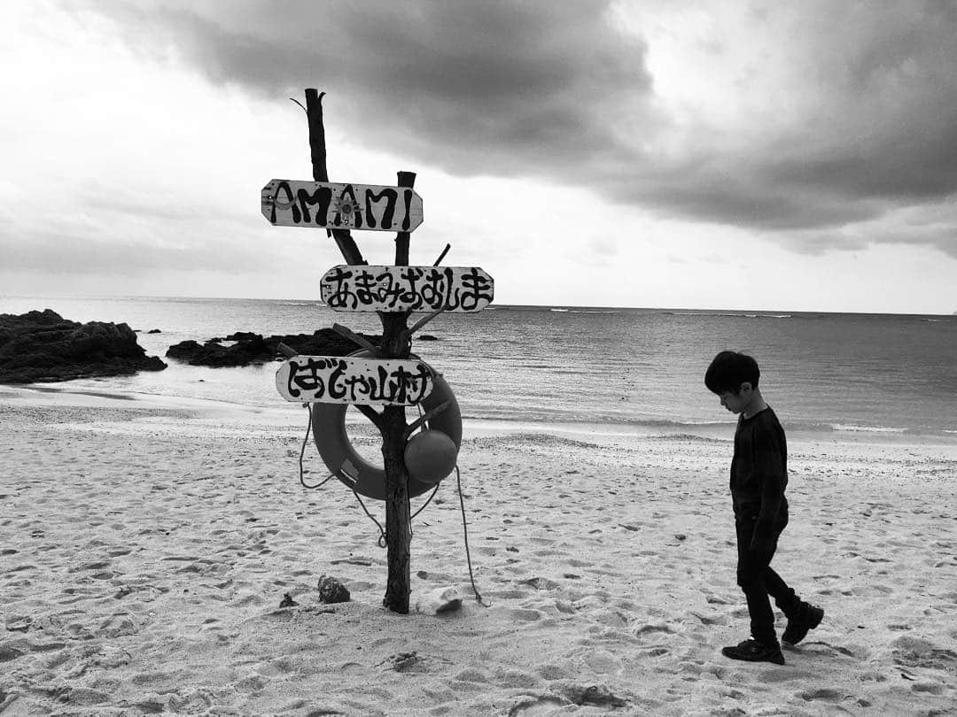 鈴木紗理奈さんのインスタグラム写真 - (鈴木紗理奈Instagram)「父の愛した島 父が眠る海  今でも島の人は 父のこと語ってくれる  奄美大島  りおとのじーちゃん すごい人だったんだよ  #riototomama」2月5日 1時12分 - munehirovoice