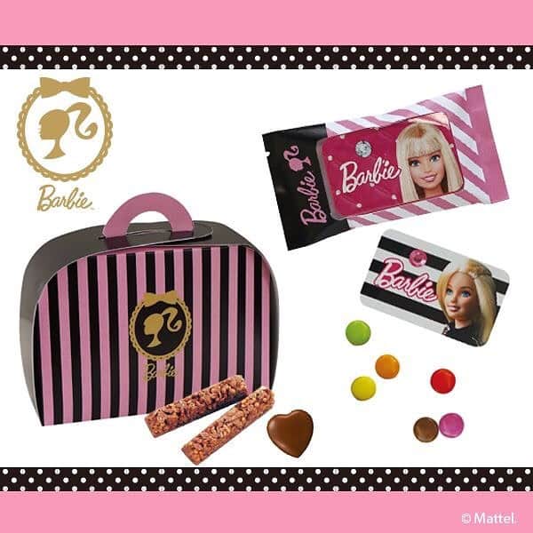barbie.japanのインスタグラム：「Barbieのチョコがファミマで買えちゃう！かわいすぎるバレンタイン限定商品、ぜひチェックしてみてくださいね☆ 【お問い合わせ先】 ㈱ウブリエお客様相談室 フリーダイヤル　0120-940076 受付時間　9：30～17：00 （土・日・祝祭日を除く月～金曜日） #barbie #item #chocolate #Valentine #familymart #limited #バービー #チョコ #バレンタイン #限定 #ファミリーマート #ファミマ」