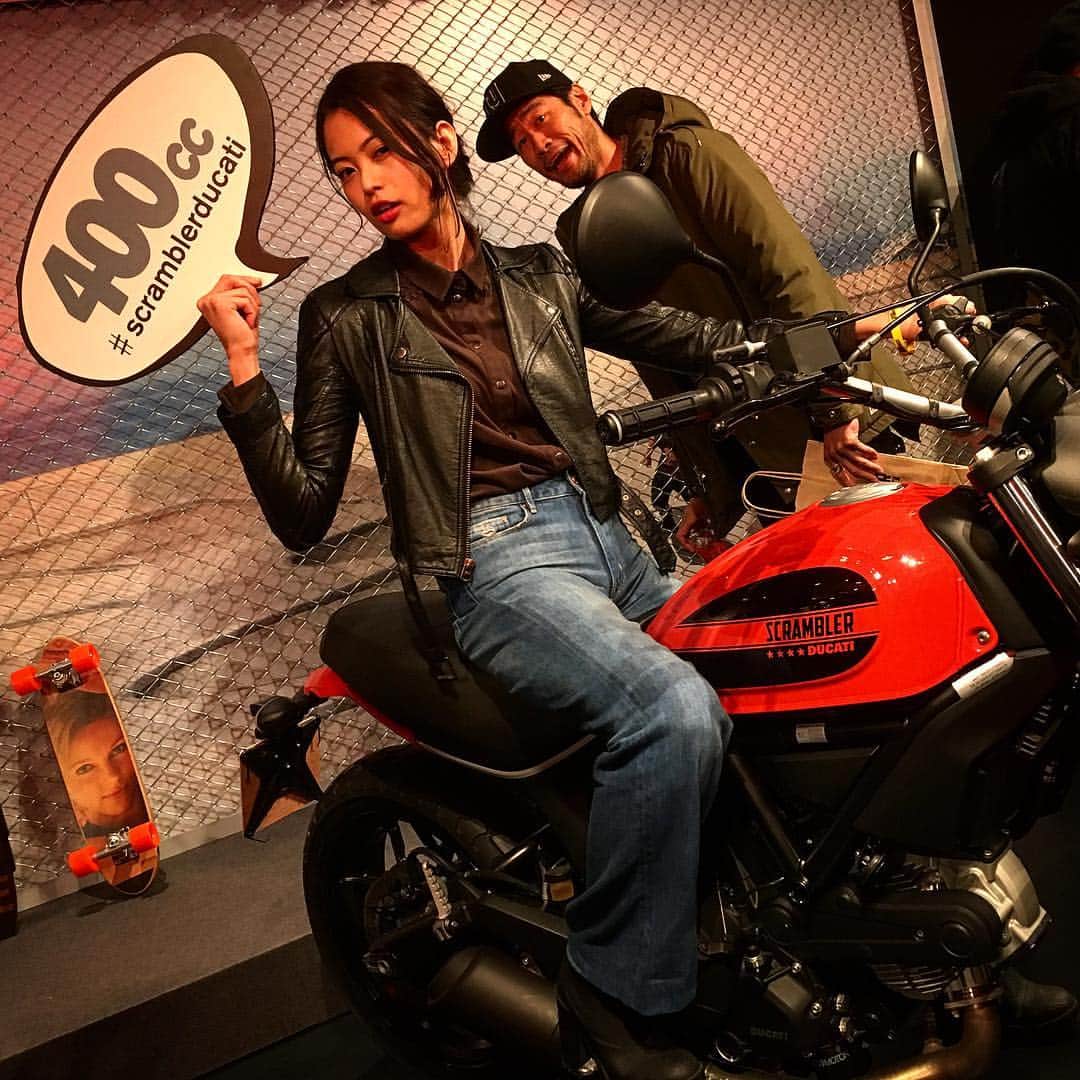 落合恭子のインスタグラム：「🏍 2枚目！ 昨夜は待望の400 #scrambler がお披露目されました🎉🎉 いい意味でオモチャっぽく、全モデル揃えたくなる魅力たっぷりちゃん💘 久しぶりに皆さんとお会いできたし幸せな一夜をありがとうございました(^ ^) 念願叶い、俳優の平山祐介さんにも再開できました🙌 平山さんお茶目** Finallyyyy❣❣ I met #scramblersixty2 💫 I'm in love at first sight💘💘 #scramblerducati #ducatijapan #yellow #orange #moto #バイク女子 #motogirl #平山祐介」