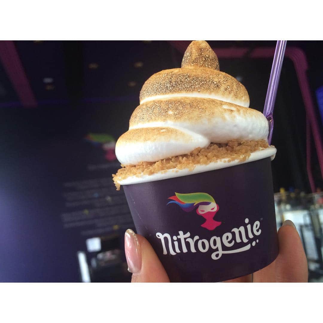 西口真央のインスタグラム：「なんやこれ🍦🍦🍦 #nitrogenie#nitrogenicecream  #lemonmeringuepie #alamoana #hawaii #sweets #icecream #美味しすぎ #将来の夢はアイスクリーム屋さん」