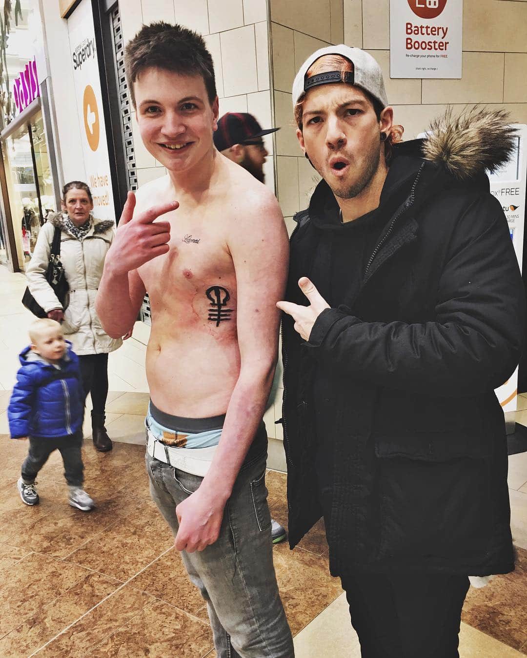 ジョシュ・ダンのインスタグラム：「ran into this dude at the mall. he showed me his fresh ink. so sick.」