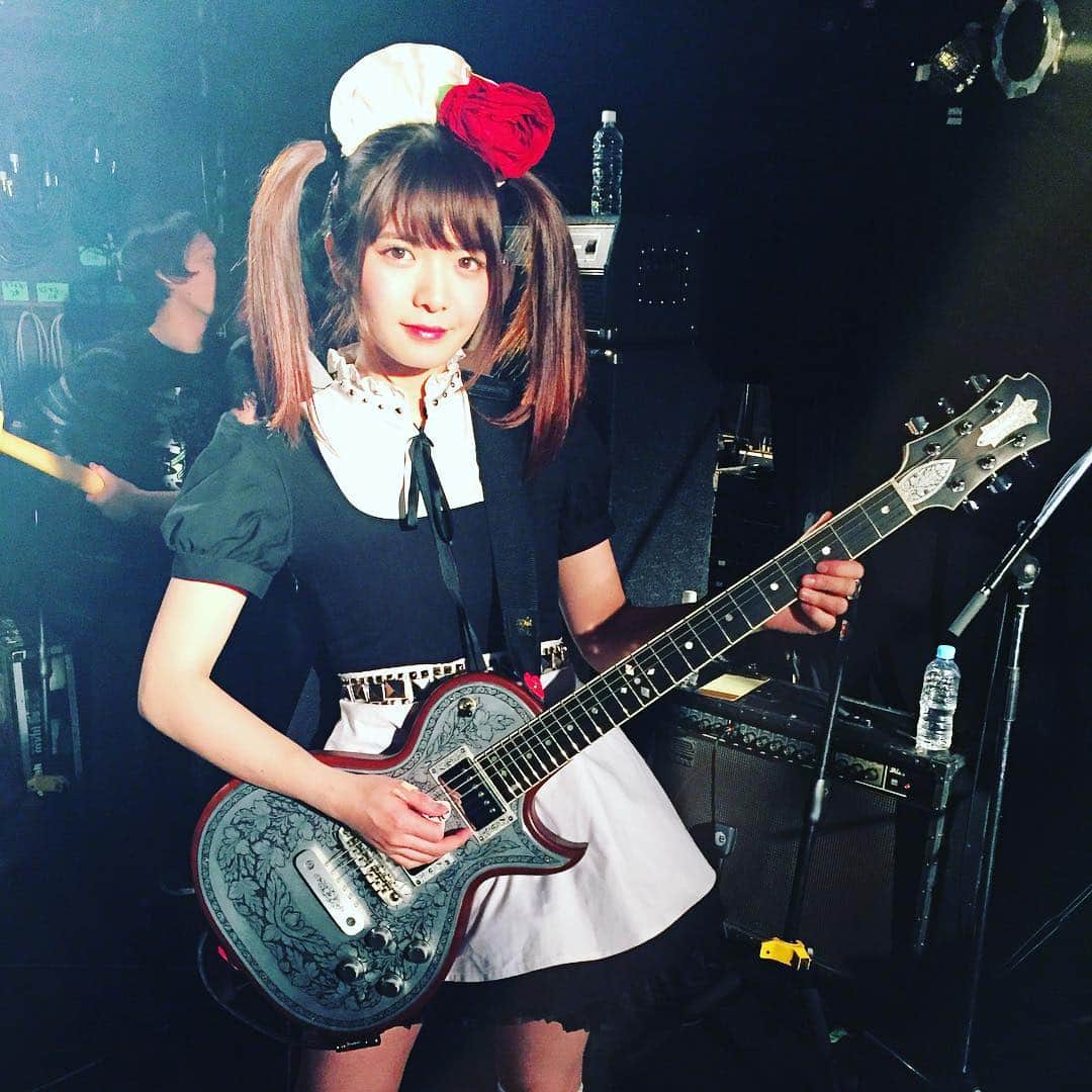 BAND-MAIDさんのインスタグラム写真 - (BAND-MAIDInstagram)「Miku get a new weapon!! #bandmaid #バンドメイド #japan #guitar #zemaitis」2月6日 16時19分 - bandmaid.jp