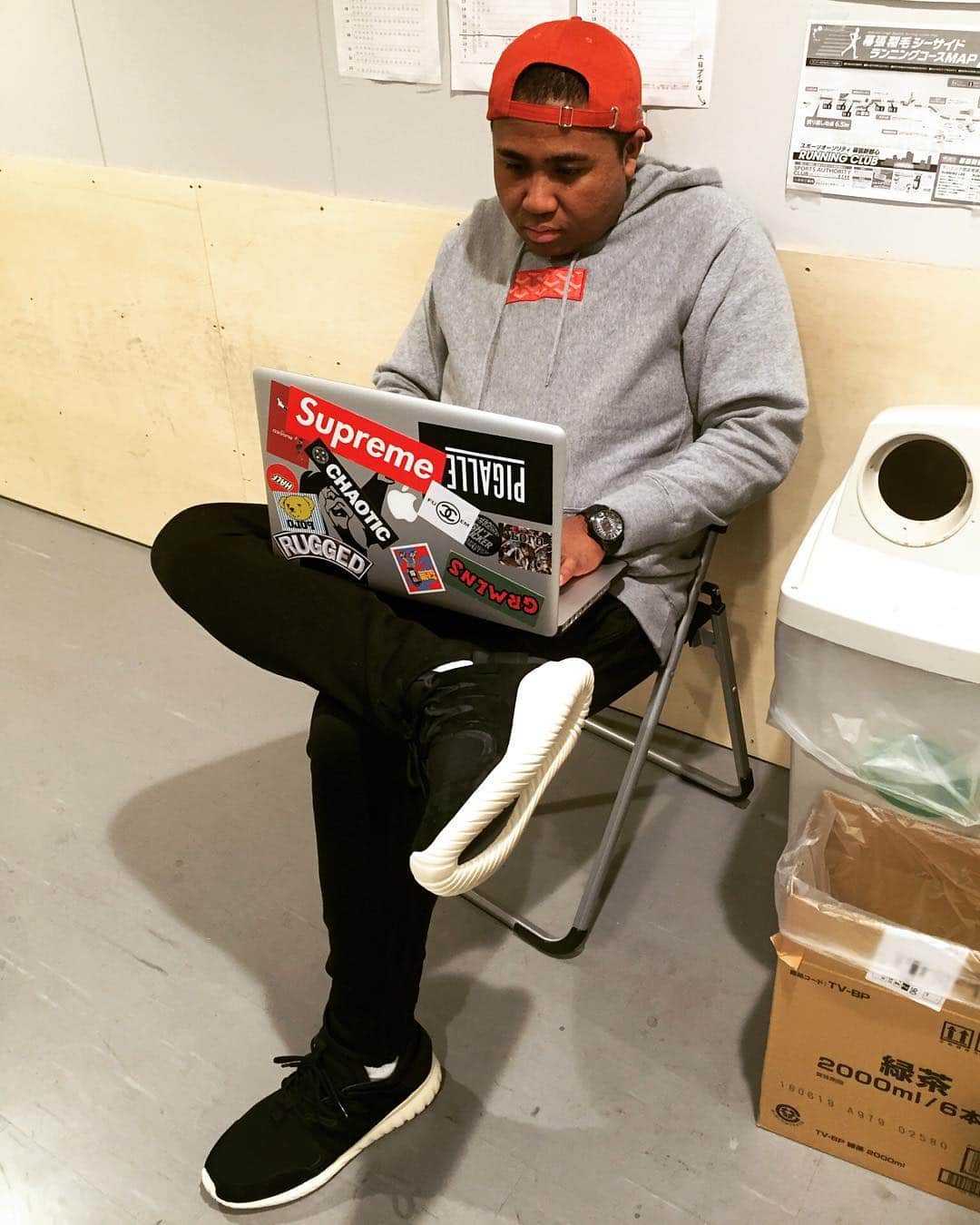 アントニーのインスタグラム：「お世話になってる人にMacBookもらった！！！ #アントニー #MacBook #supreme  #adidas #anota #adidastubular #実はパソコン苦手 #実はパソコン起動してもない #実はまだ一回も立ち上げてない #けどステッカーだけ昨晩自分で貼った #完全に格好から入るタイプ #オシャレなカフェでいじりたい #思考がダサすぎる…… #目指せパソコンマスター」