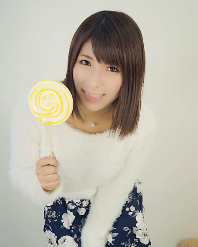 星野ナミのインスタグラム：「ペロペロキャンディー🍭✨パイン味だったと思う🍍 #nami」