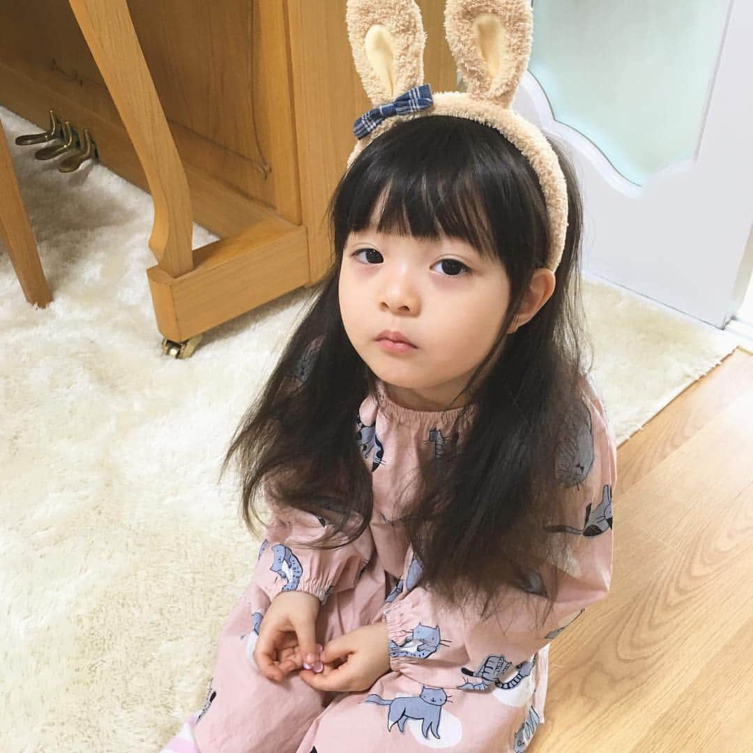 ジェウンさんのインスタグラム写真 - (ジェウンInstagram)「#꼬르륵 배고픈 아기토끼 . hungry baby rabbit🐰 . . #잰 #재은#여섯살#토끼띠#아기토끼#배고프잰」2月7日 12時33分 - jaen_mom