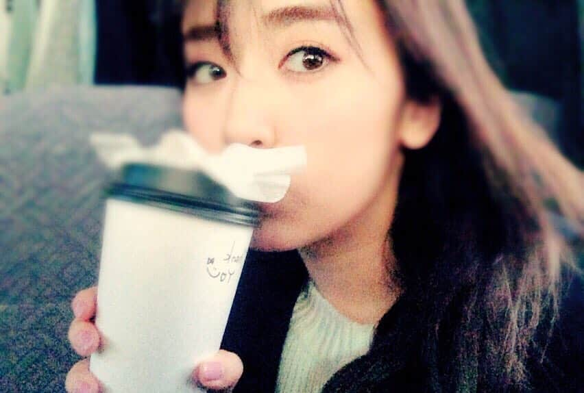 泉里香さんのインスタグラム写真 - (泉里香Instagram)「#caffè e llatte #ラテスト  表参道のカフェラテ♡ お菓子乗ってる〜🍬♡ お菓子つきだ〜♡♡ なんて喜んでたら、スタイリストの葉子ちゃんに 「それ砂糖じゃない？。」って言われて ちょっとシュンとした﹙´˙꒳​˙﹚‥‥。笑 #latest#cafe#coffee#表参道#カフェラテ」2月7日 13時01分 - rika_izumi_