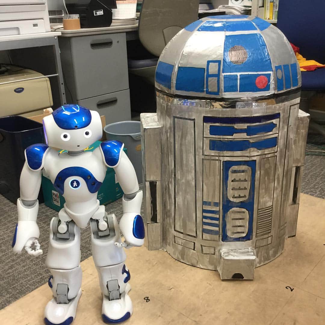 のインスタグラム：「研究室にきたR2D2。ロボットＮAＯとツーショット。」