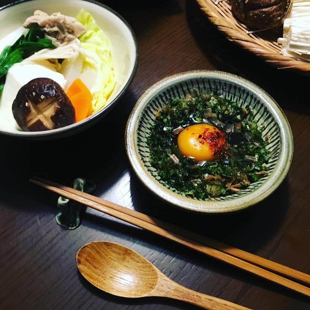 志摩有子さんのインスタグラム写真 - (志摩有子Instagram)「この湯豆腐のポイントはこのタレ。長葱のみじん切りに青海苔とかつお節をたっぷり、醤油と生卵を混ぜて赤唐辛子も少々。これを混ぜたものを具につけて食べるといくらでもいける。締めはうどんを。それにもこのタレをつければこれまたうまし。 #湯豆腐 #特製タレ #思い出してよかった #としえちゃんありがとう」2月7日 20時56分 - ariko418