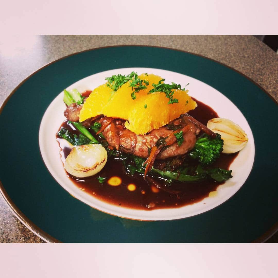 のインスタグラム：「今日のキッチンたつみ😋 本日もイタリアン🍷 🍴豚リブロースのフォン・ド・ヴォーソース　オレンジ添え #料理 #キッチン #豚 #イタリアン #pork #orange #main #cooking  #kitchen」