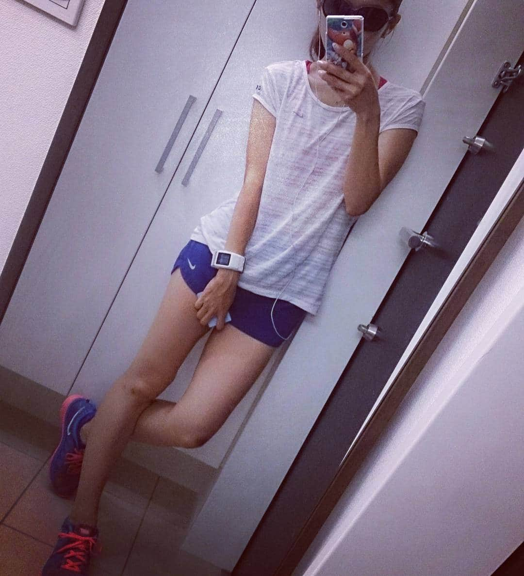 間瀬ゆきさんのインスタグラム写真 - (間瀬ゆきInstagram)「早く夏にならないかな。 #寒いの苦手 #朝苦手 今日も起きられなかった。  #過去写真 #走りたい #スパッツ実は苦手 #生足ランが好き #夏が好き #暑い中走るのが好き #ビールがおいしいから #runforbeer  でも、実は体調不良。 365日中、360日は飲んでる私が、ここ最近はなるべく休肝日を作ってる。 昨日も飲まなかったのに、朝起きられない(涙)。 疲れが全然取れない。  #でもでも今日は絶対走る #決意表明 #インターバルやる #追い込むのが好き #ランニング #ランニング女子 #ランナー #走る人 #run #running #マラソン #横浜マラソン #ませゆきrun」2月9日 9時56分 - maseyuki