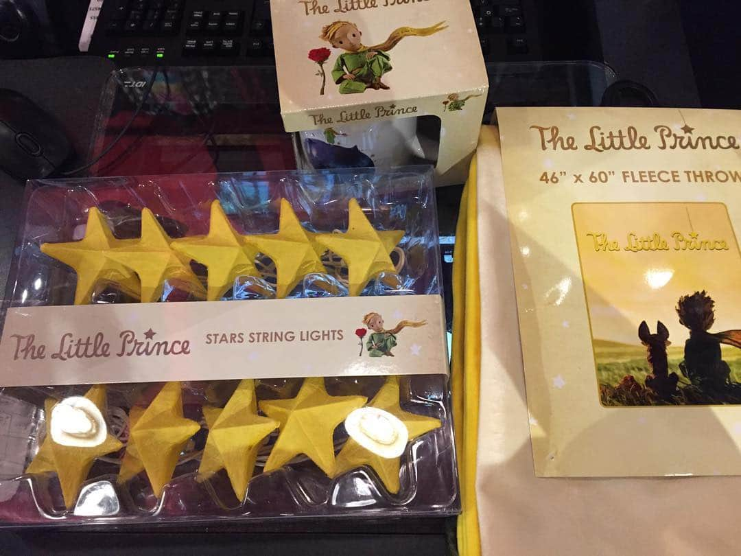 マッケンジー・フォイさんのインスタグラム写真 - (マッケンジー・フォイInstagram)「I was shopping and found these at @hottopic !!!!! #thelittleprince @oddborne」2月9日 7時28分 - mackenziefoy