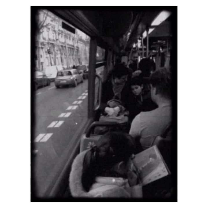 霧島れいかのインスタグラム：「on the bus  #france #paris #bus #camera」