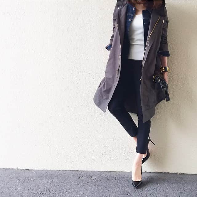のインスタグラム：「・ ・ #outfit  khaki×white×black ・ 今日はママ友とランチに🍽 久しぶりに息抜きができました。。 ・ RERACSのモッズコートは#newin  春物はアウターばかり買ってるような‥ ・ coat⇨#reracs denimjacket⇨#yanuk inner.pants⇨#doublestandardclothing bag⇨#giannichiarini bracelet⇨#hermes#cdc shoes⇨#christianlouboutin」