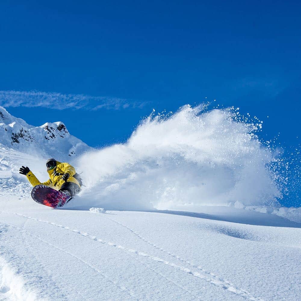 TransWorld SNOWboarding Japanのインスタグラム：「昨年7月発売のギアカタログ号「SNOWboarder's BIBLE」で掲載した、爽快すぎるパウダーショット。 rider: Pat Moore  location: Airlolo, Switzerland  photo: Vernon Deck #powder #SNOWBOARDINGPLUS #TRANSWORLDJAPAN #snowboarding #snowboard #スノーボーディングプラス #トランスワールドジャパン #スノーボーディング #スノーボード」
